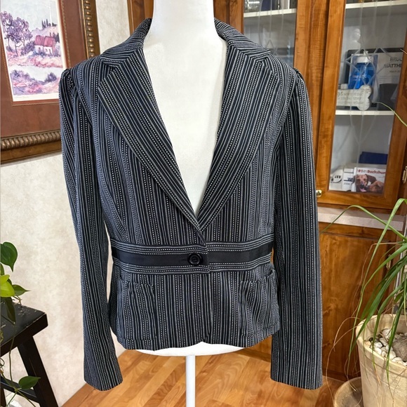 White House Black Market Jackets & Blazers - WHITE HOUSE BLACK MARKET SIZE 14 BLACK ONE BUTTON BLAZER FULLY LINED SLIMMING
